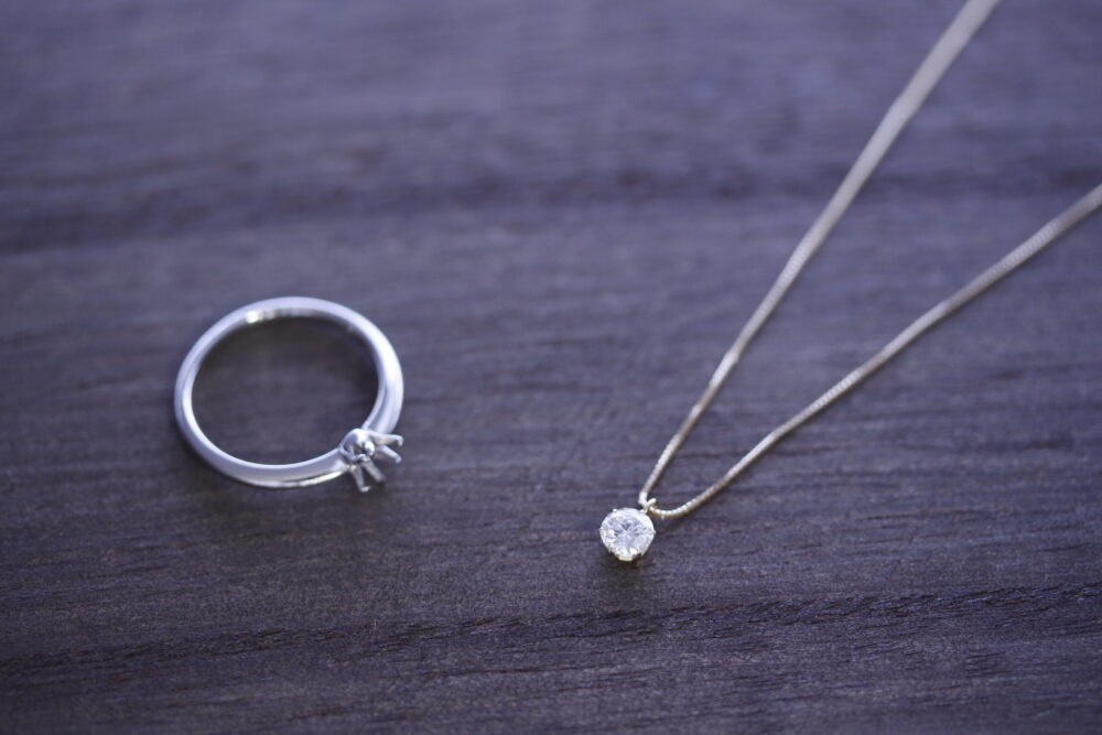 ご自身の婚約指輪を<br />
ネックレスへ