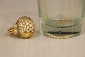 ゴージャスな指輪をシンプルネックレスへ