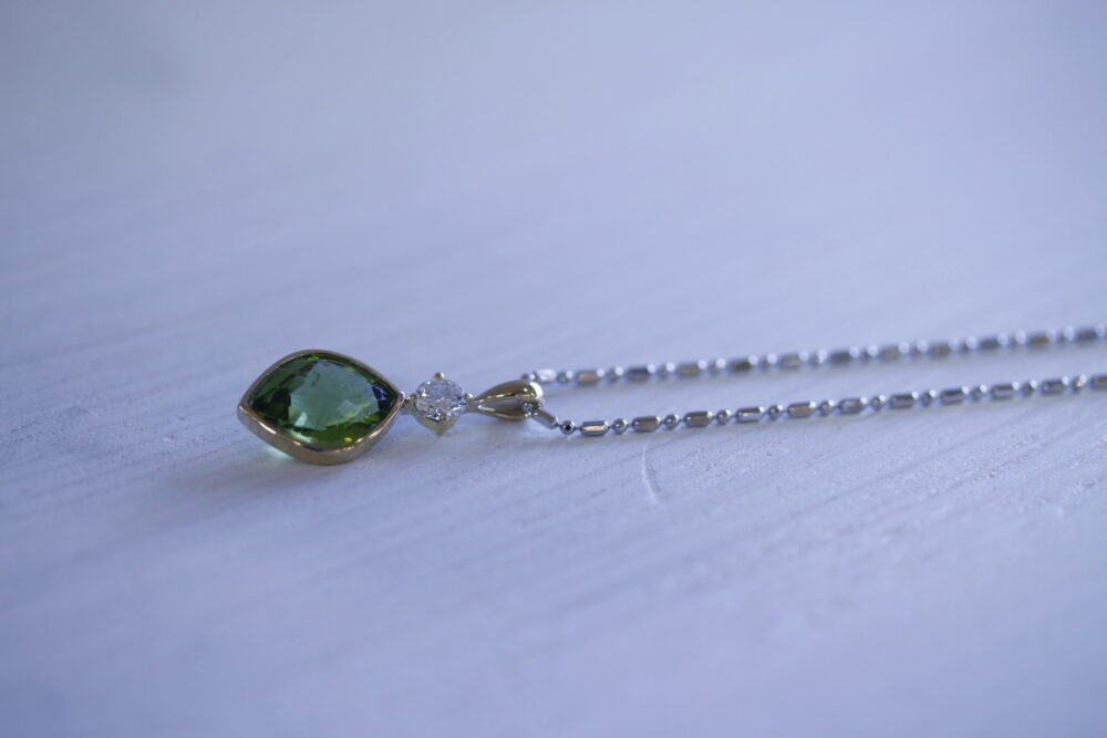 誕生石をネックレスと指輪に
