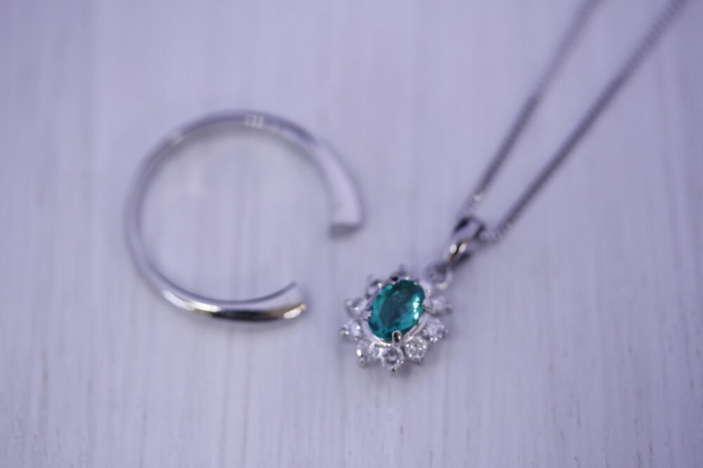 母のエメラルドの指輪を<br />
娘のネックレスへ