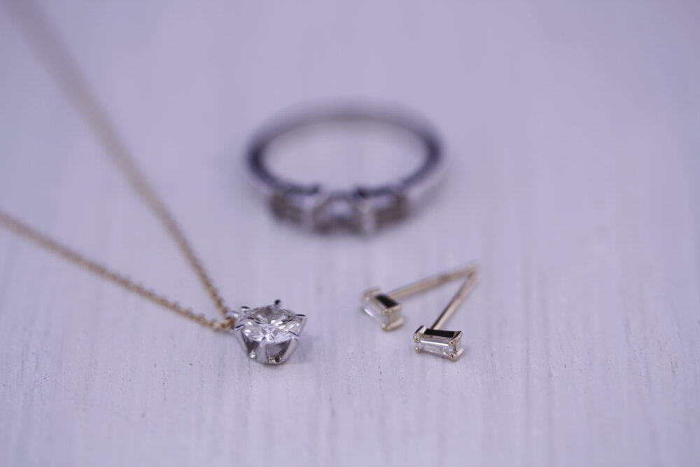 ダイヤの指輪を<br />
ピアスとネックレスに。