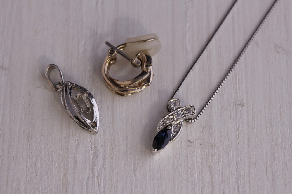 イヤリングのダイヤと<br />
ペンダントトップの石で<br />
ネックレスに