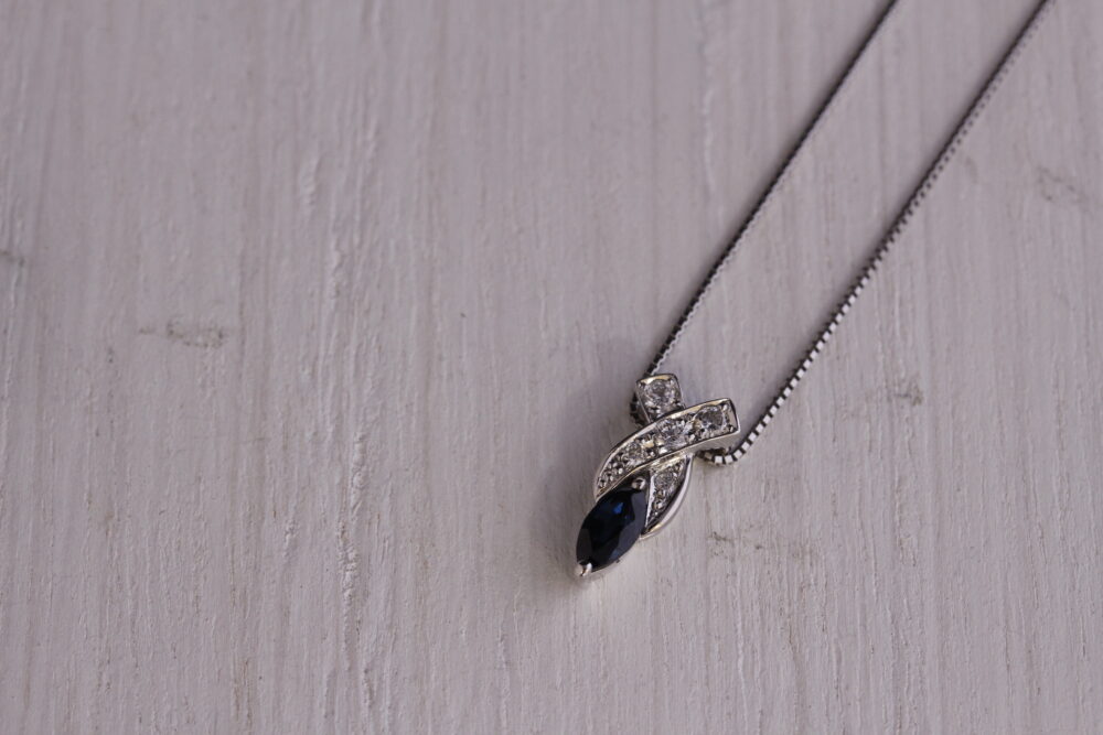 ペンダントトップとイヤリングをネックレスに