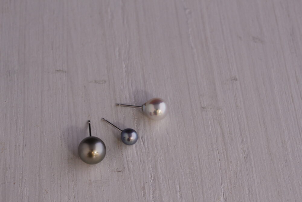 タイピン、ブローチ、<br />
真珠の粒を片耳ピアスに。