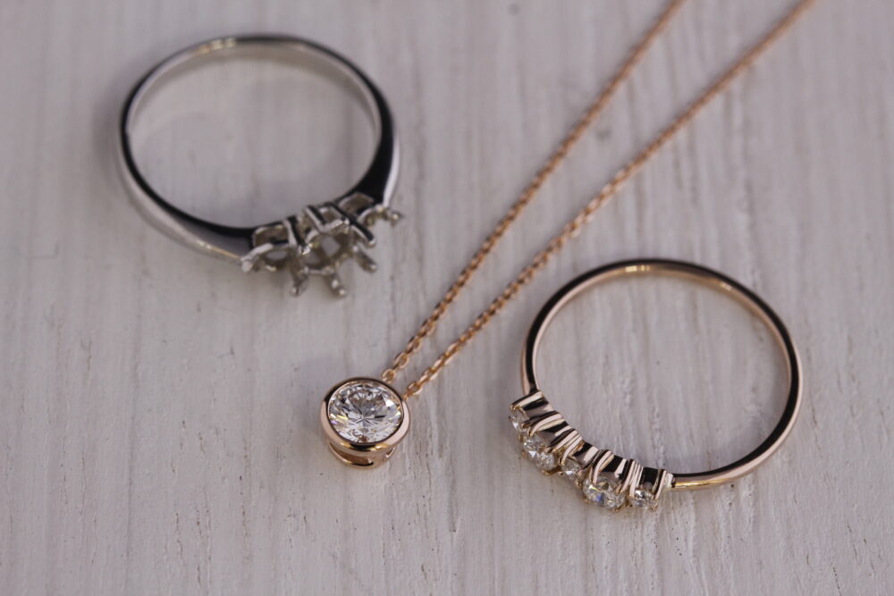 ご自身のエンゲージリングを<br />
普段使いのネックレスと<br />
リングに