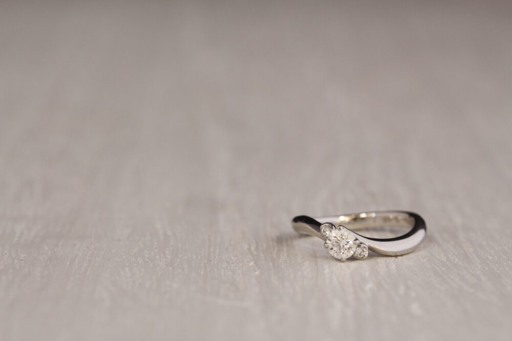 ご自分の婚約指輪をネックレスとピアスにリメイク