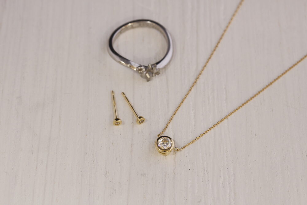 ご自分の婚約指輪をネックレスとピアスにリメイク