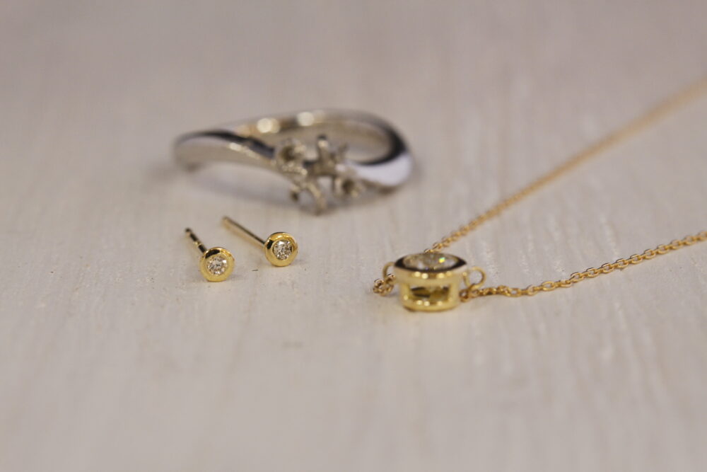 ご自分の婚約指輪をネックレスとピアスにリメイク