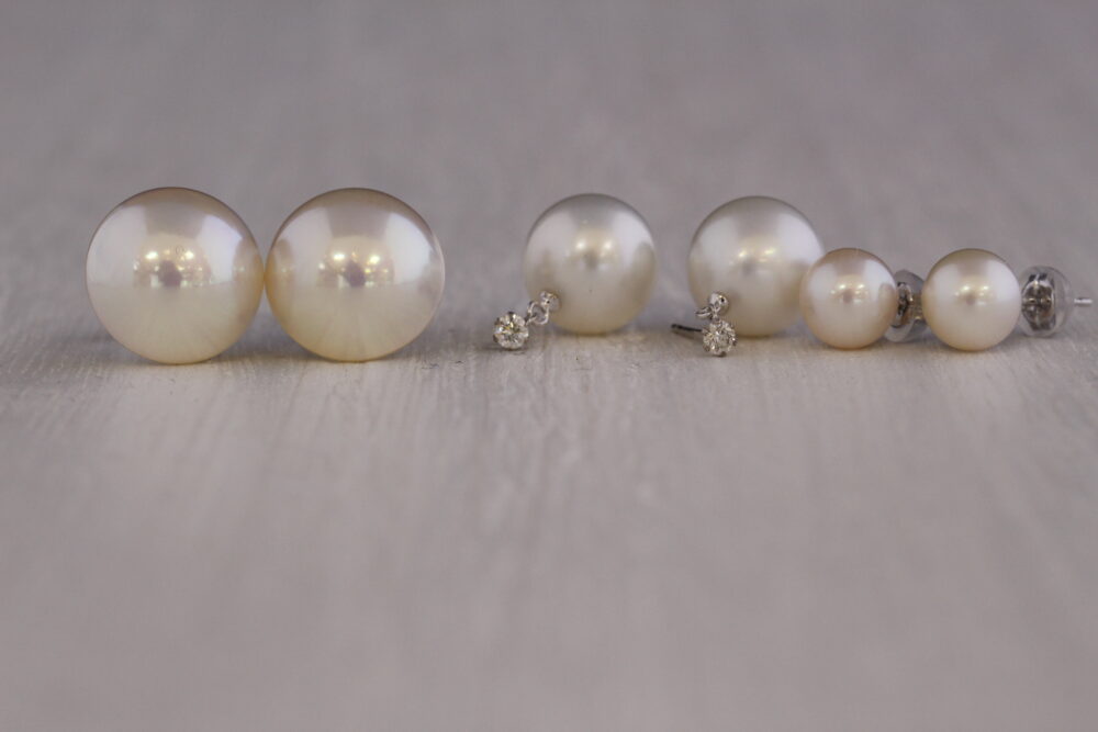 パールのイヤリング<br />
3種をピアスに