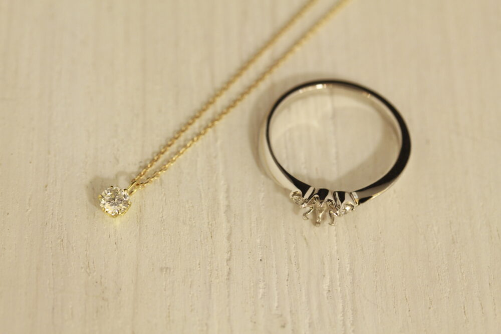 ご自身の婚約指輪を<br />
ネックレスへ