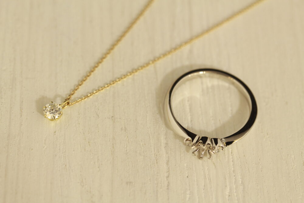 婚約指輪をネックレスへ