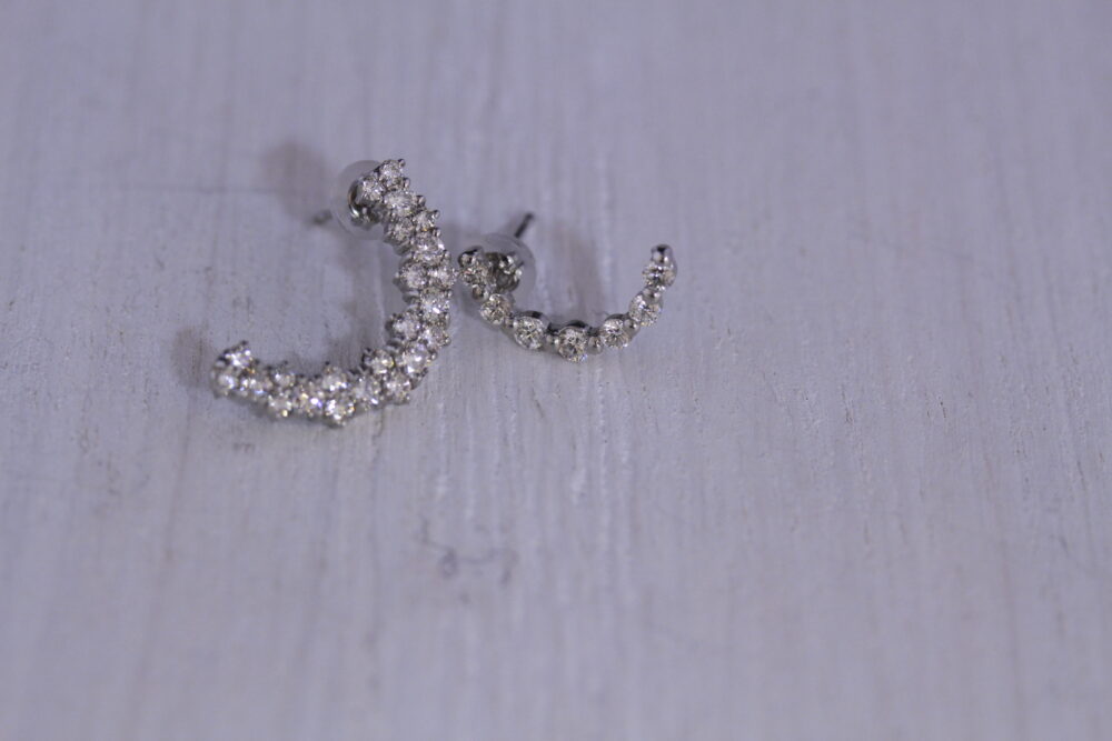 ペンダントトップのダイヤモチーフをピアスへ