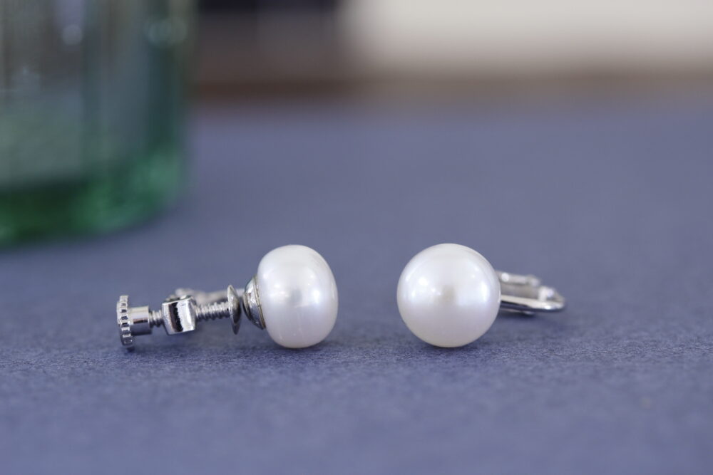パールのイヤリングをピアス