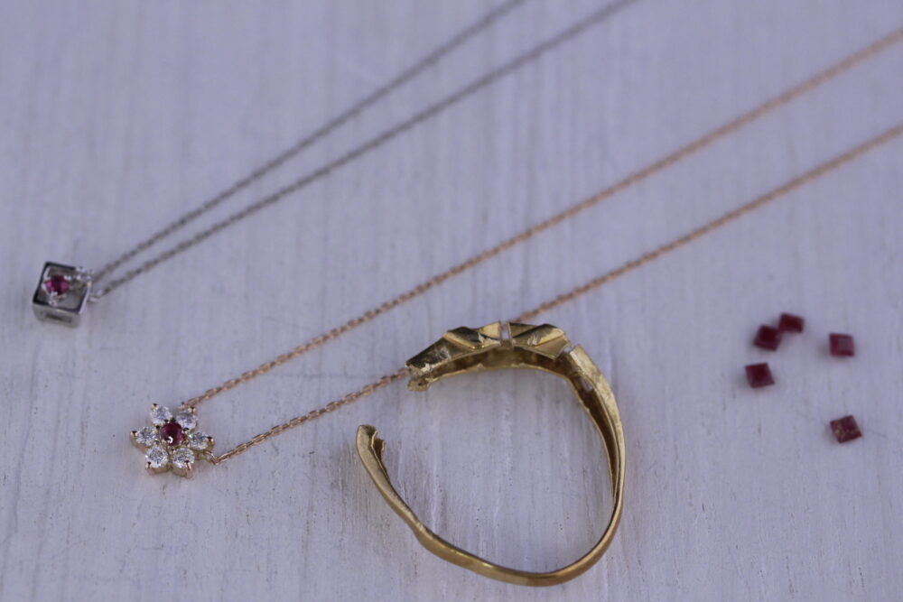 ルビーの指輪を<br />
2本のネックレスへ