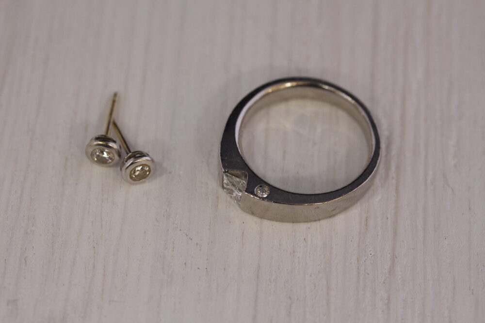 ダイヤの指輪をネックレスへ