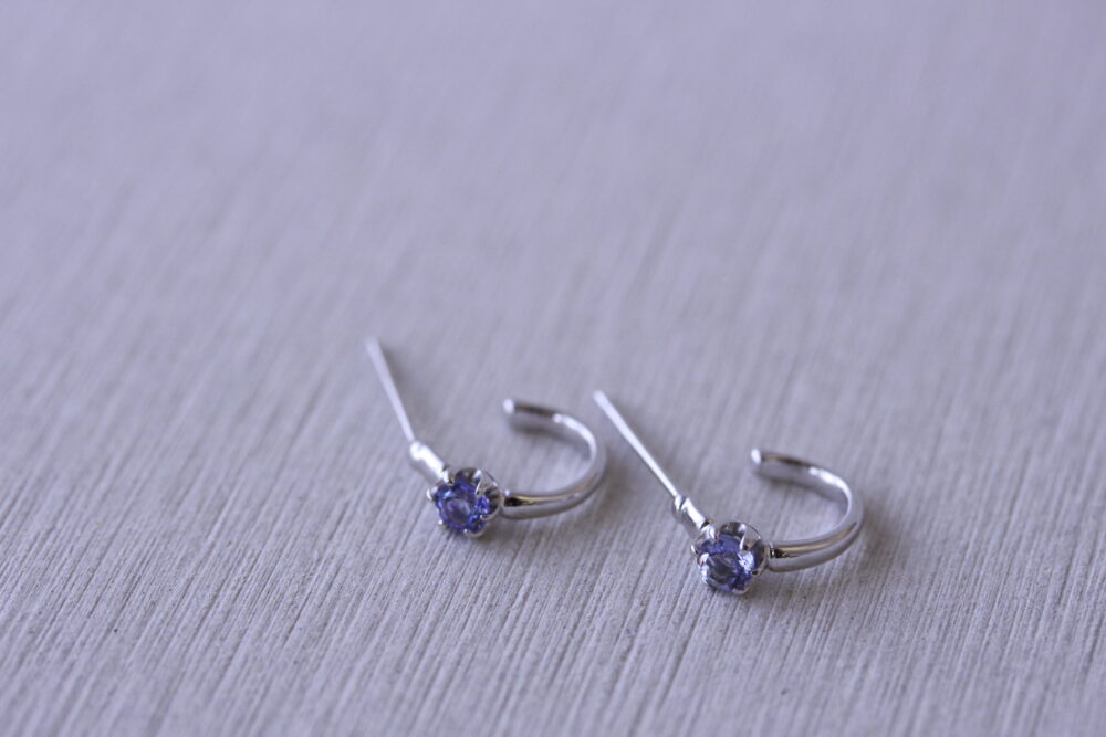 持っていたタンザナイトのイヤーカフを<br />
ピアスへと変更