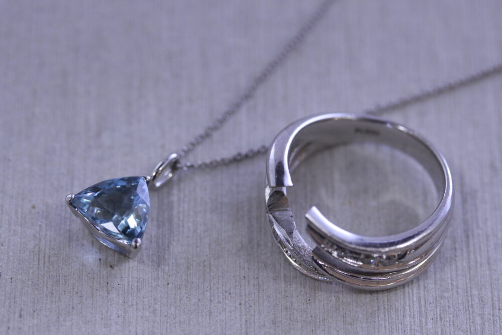 アクアマリンの指輪を<br />
ネックレスへ