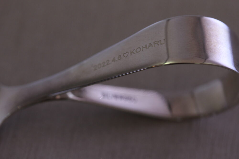 シルバーのスプーンへ<br />
刻印を入れる