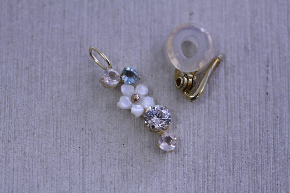 壊れたイヤーカフを<br />
ペンダントトップへ