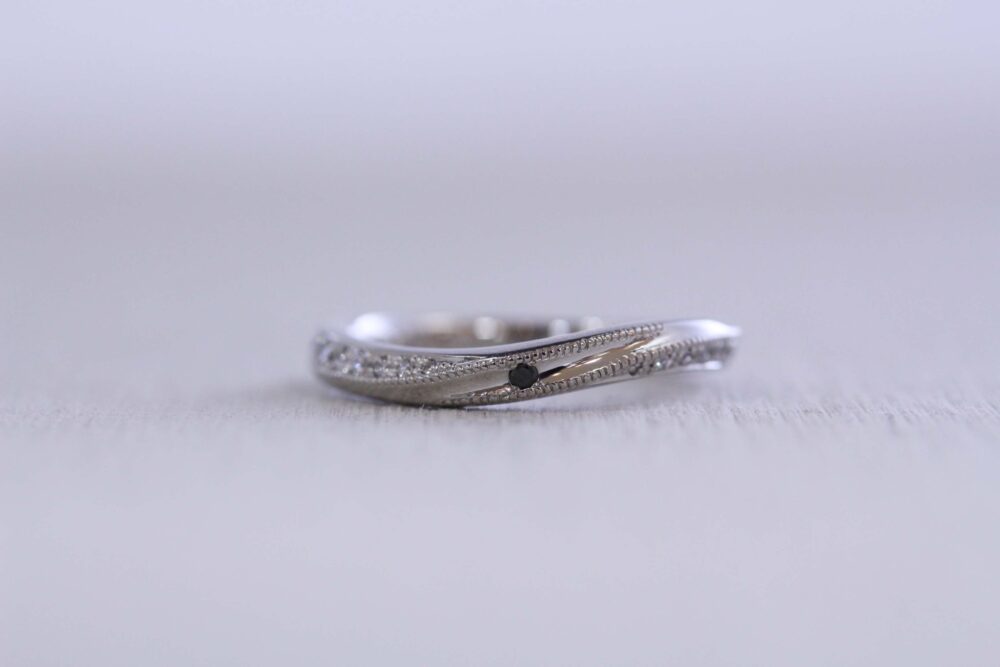 結婚指輪にアクセントを