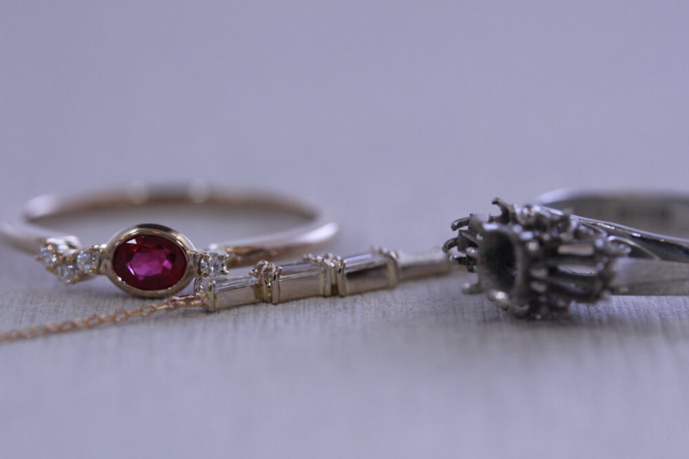 指輪を<br />
ブレスレットとリングへ