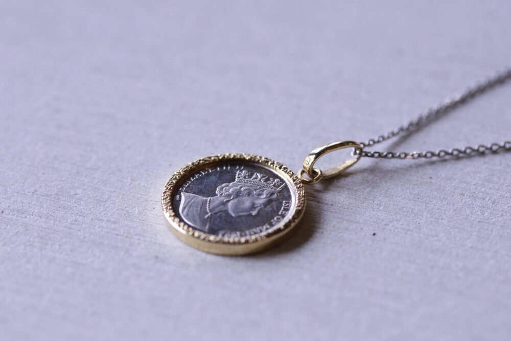 コインペンダントトップをシンプルに