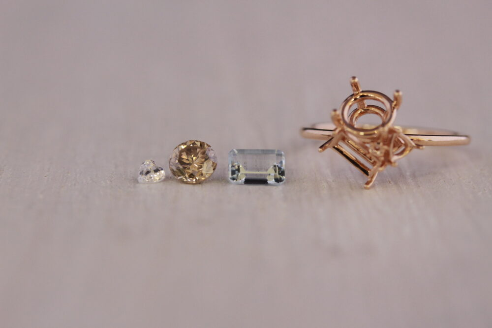 既製枠へ好みの石を入れて<br />
オリジナルリングを作成