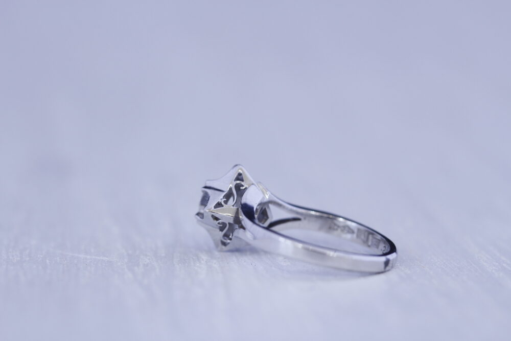 ダイヤのの指輪をペンダントトップへ