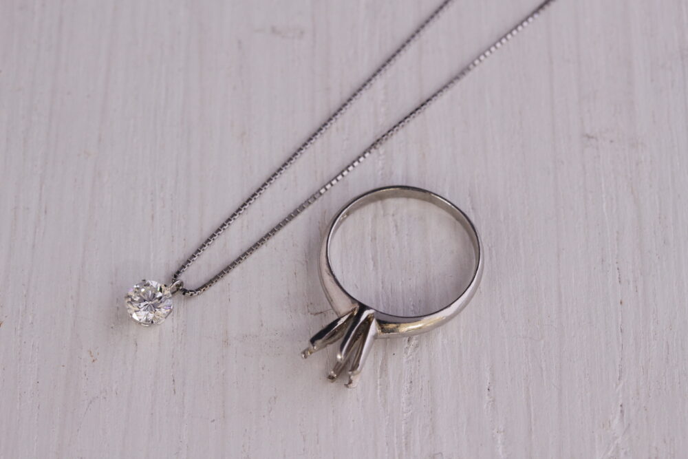 ダイヤの指輪をネックレスへ