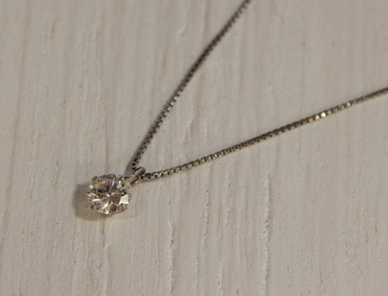 婚約指輪をネックレスへ