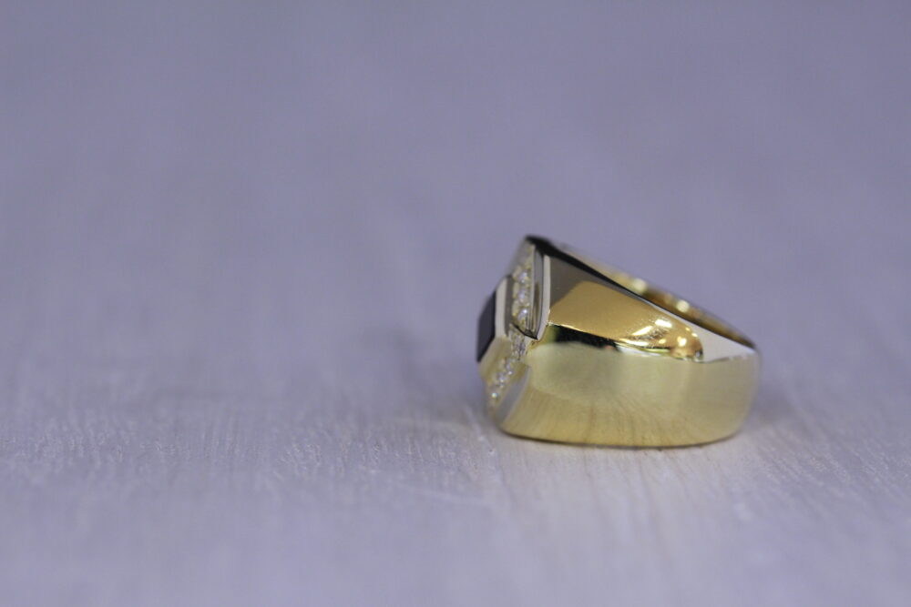 石が外れてなくなった指輪に新しい石入れ