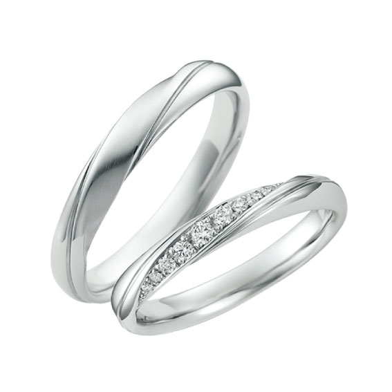 
少し太めの甲丸リングが特徴のエルドーセレクトブランドのサムシング・ブルー