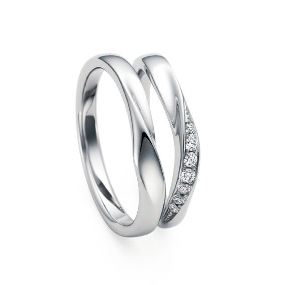 
少しボリュームがあり重厚感あるデザインのエルドーセレクトブランドのサムシング・ブルー