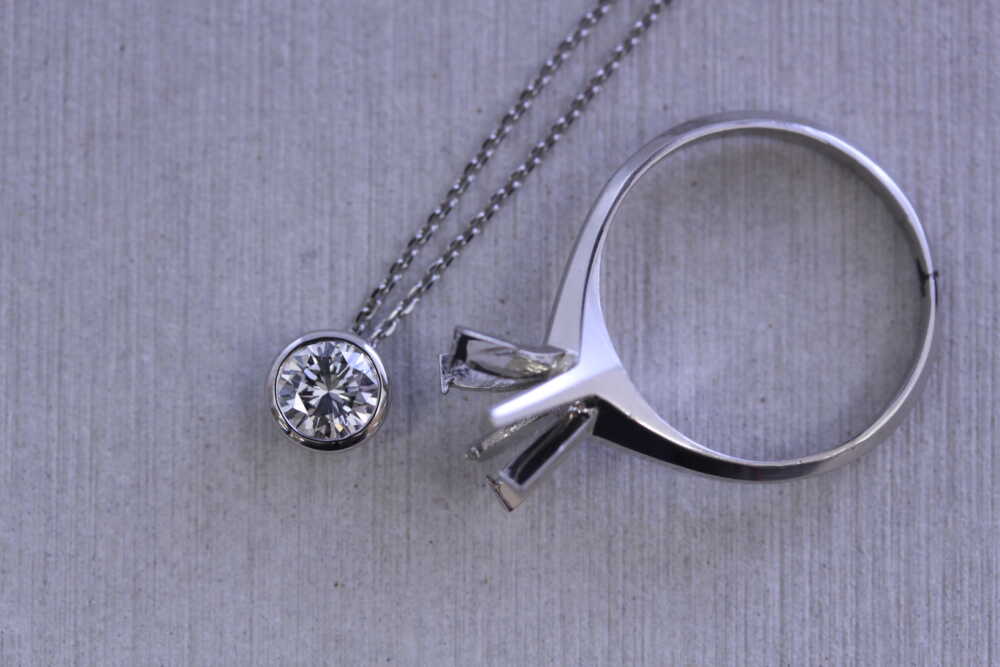 ダイヤの婚約指輪をネックレスに