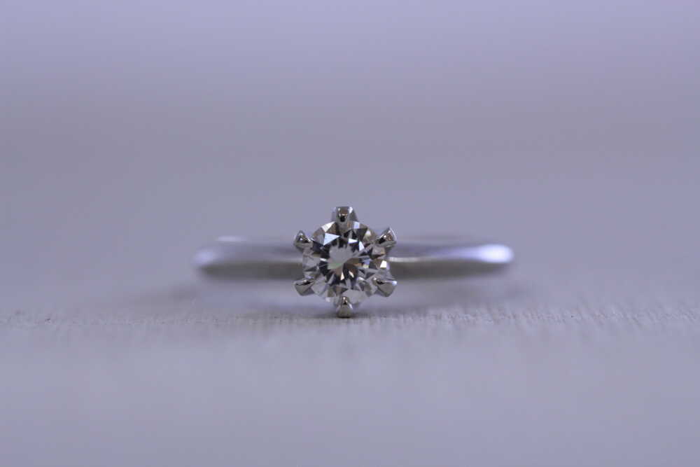 婚約指輪を高さ低い指輪に