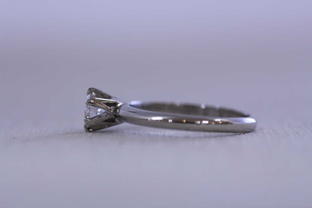 婚約指輪を高さ低い指輪に