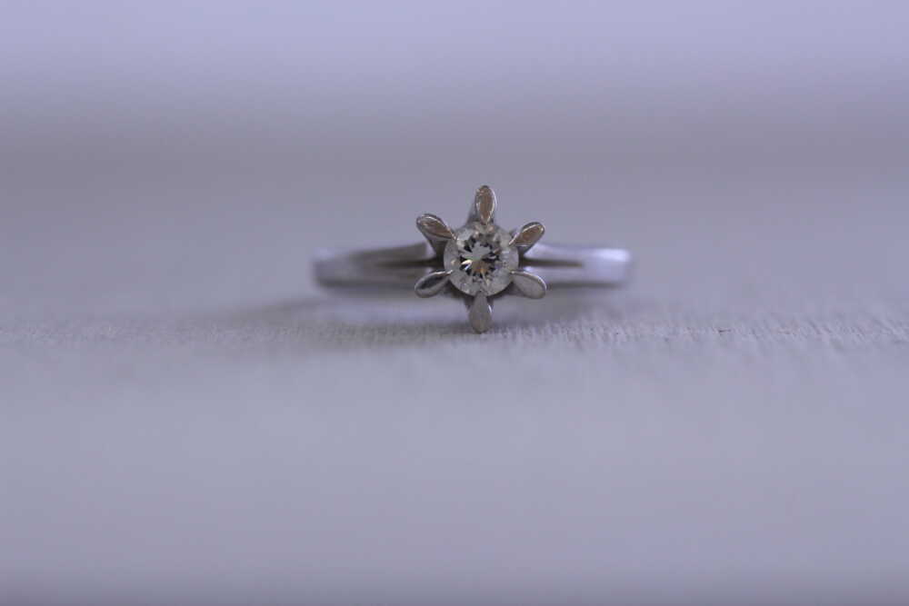 縦爪の指輪を普段使いのできる指輪に