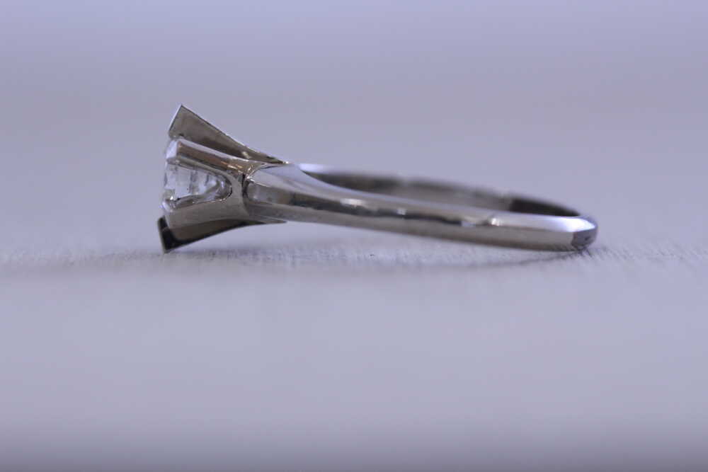 縦爪の婚約指輪のダイヤでネックレス