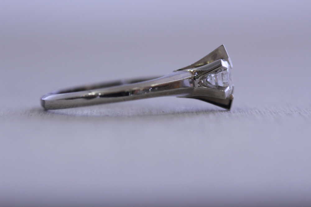 縦爪の婚約指輪のダイヤでネックレス