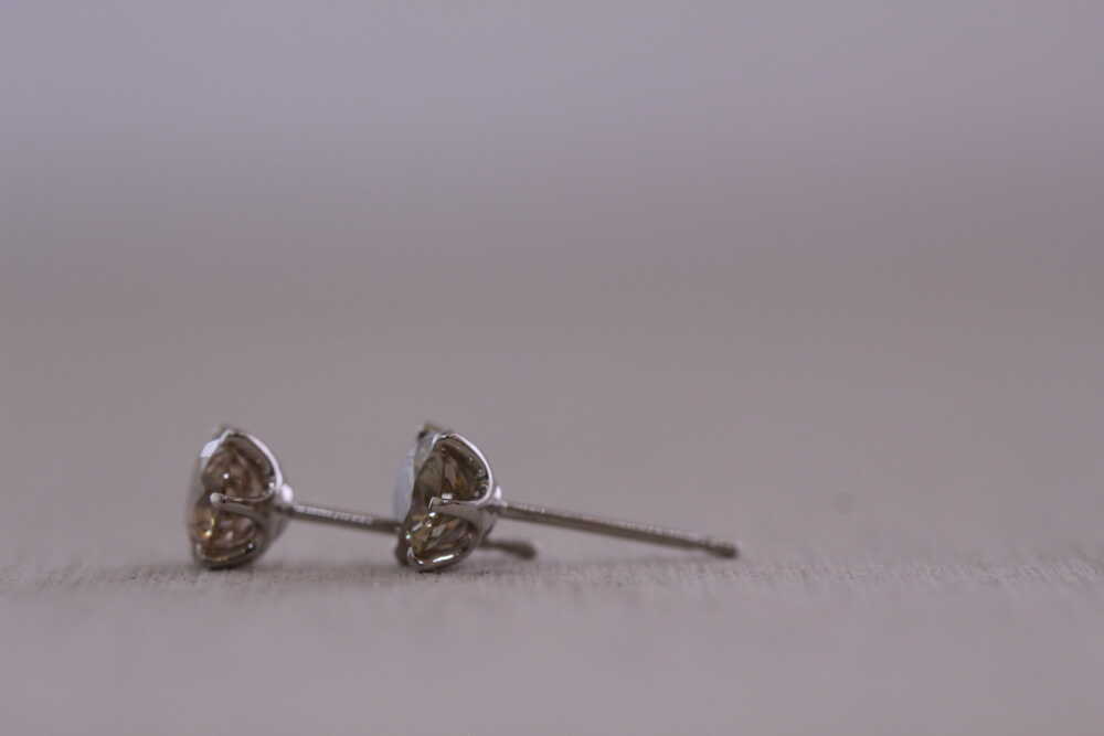 ダイヤネックレスでピアスに