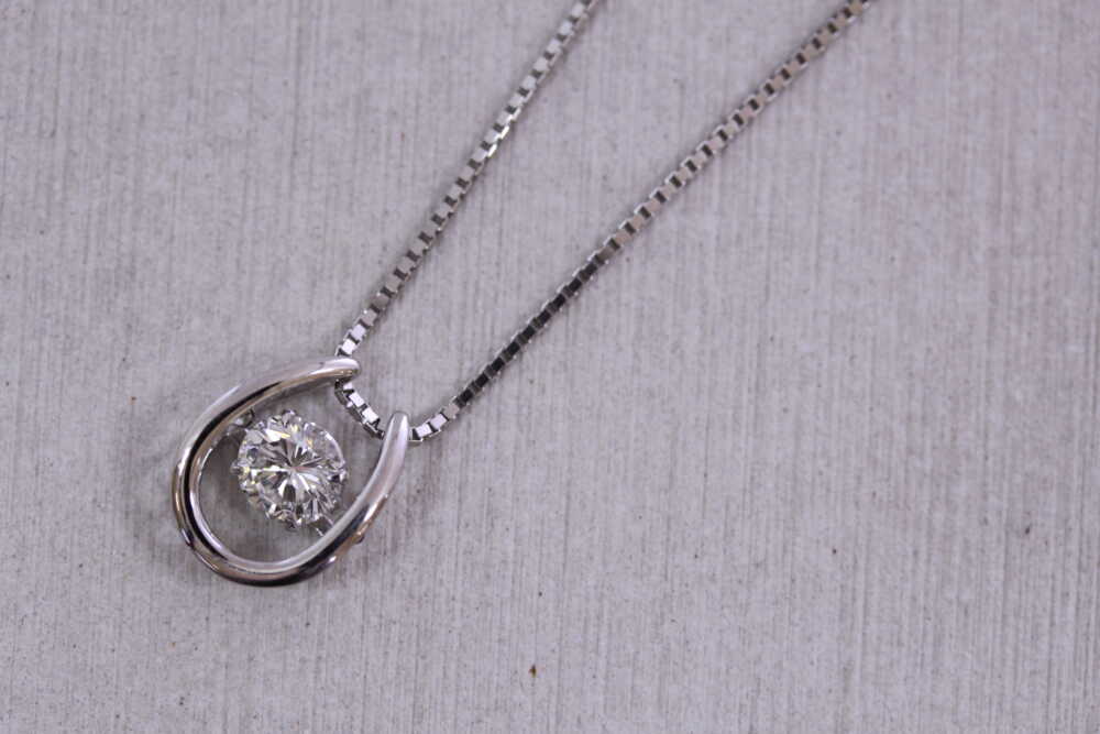 縦爪の婚約指輪のダイヤでネックレス