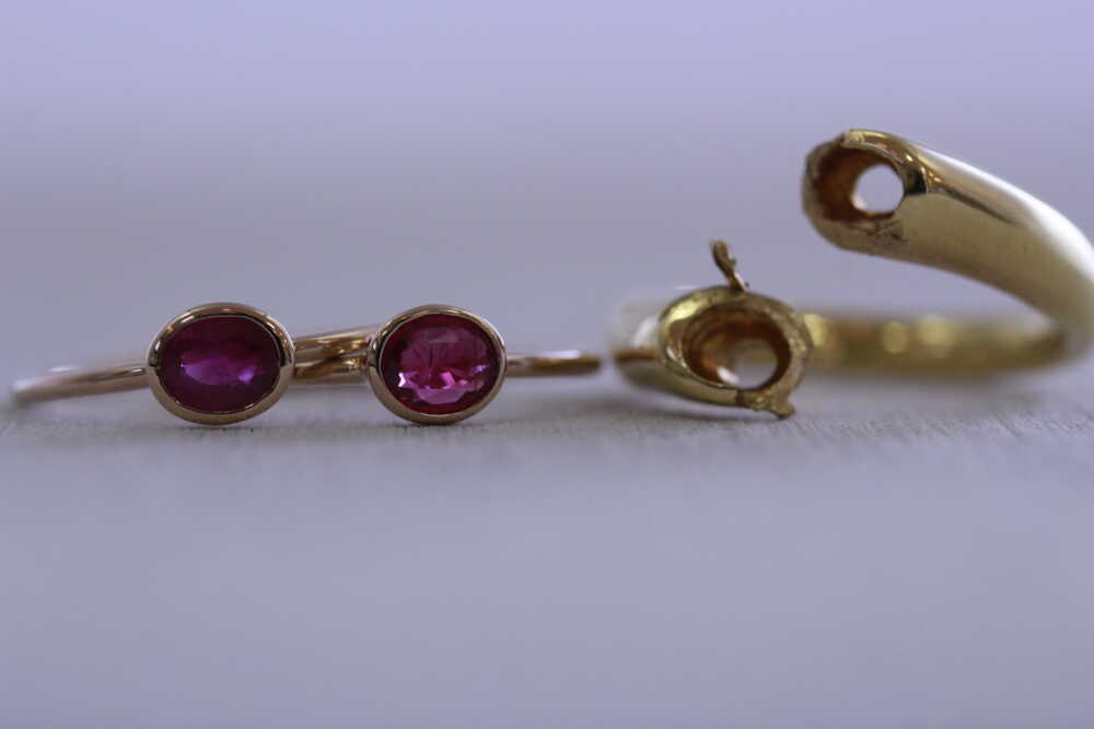 個性的な指輪をシンプルに