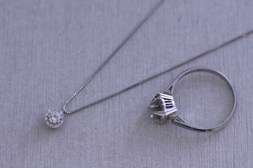 ダイヤの婚約指輪をネックレスに