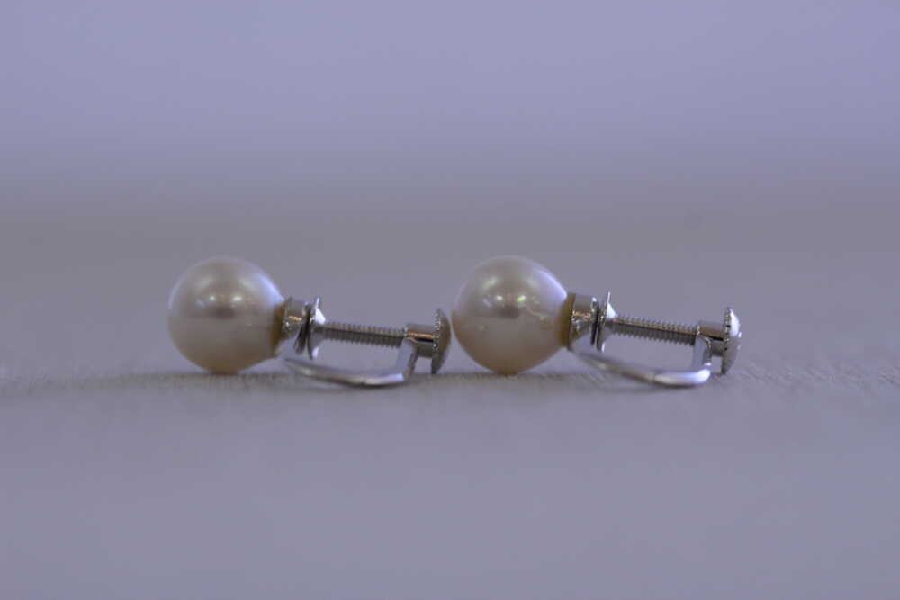 パールのイヤリングを2本のネックレス