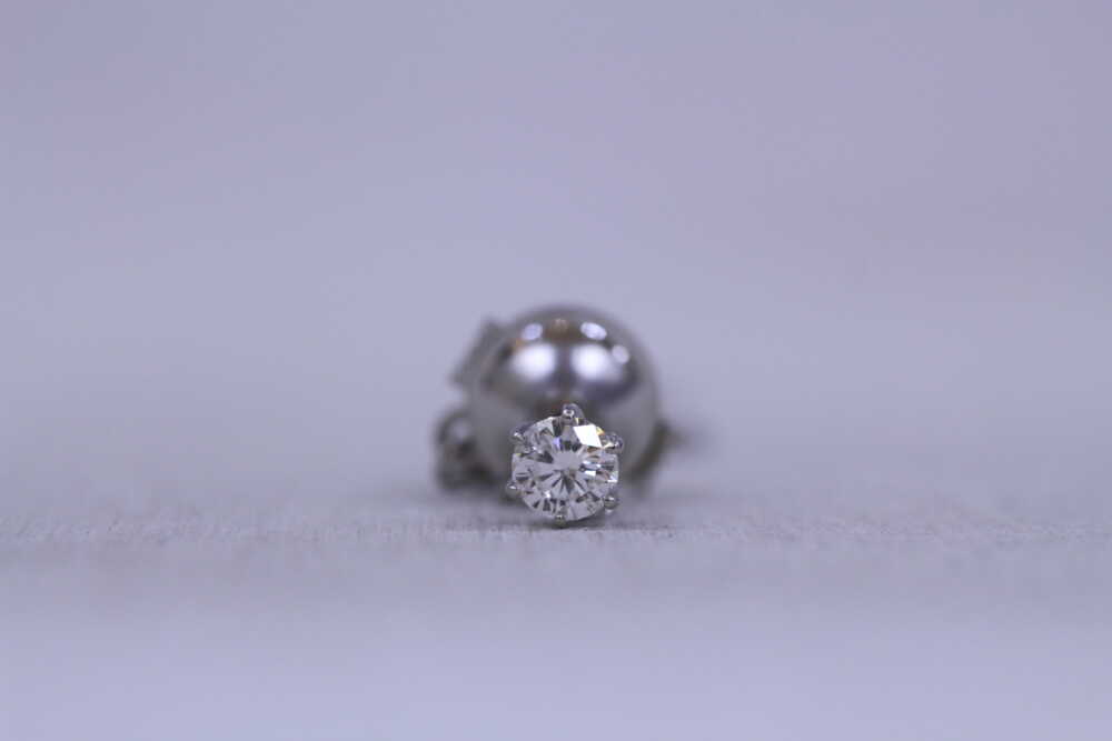 タイピンのダイヤ使って