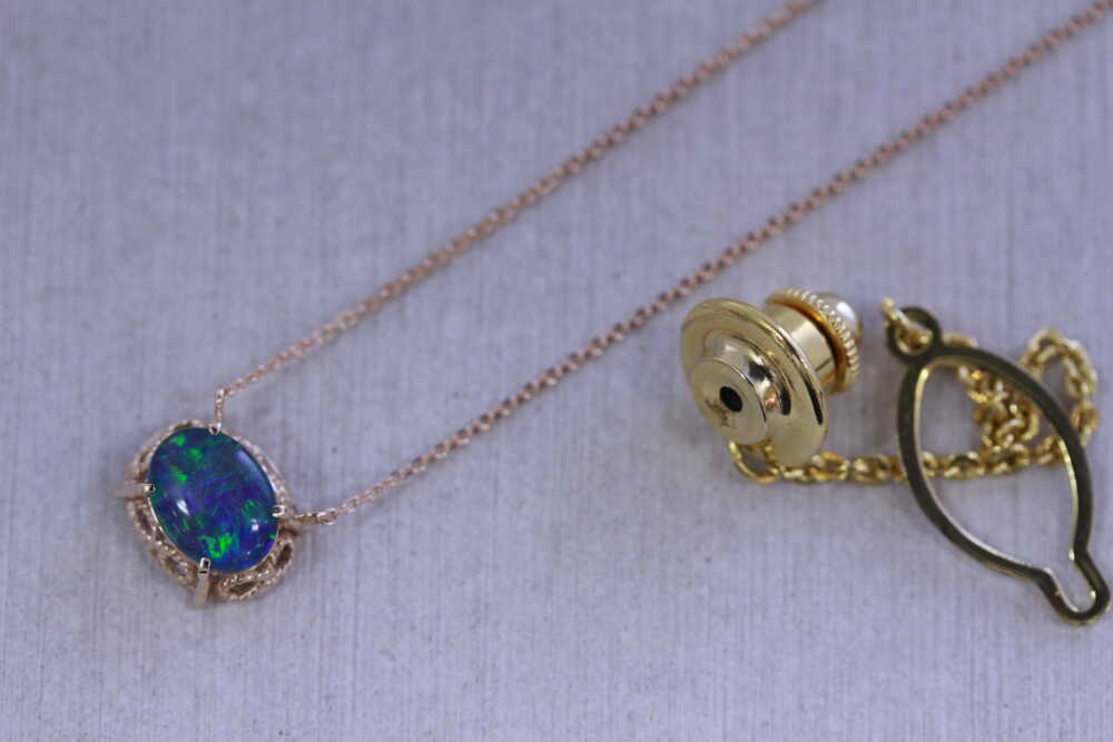 オパールのタイピンからネックレスへ