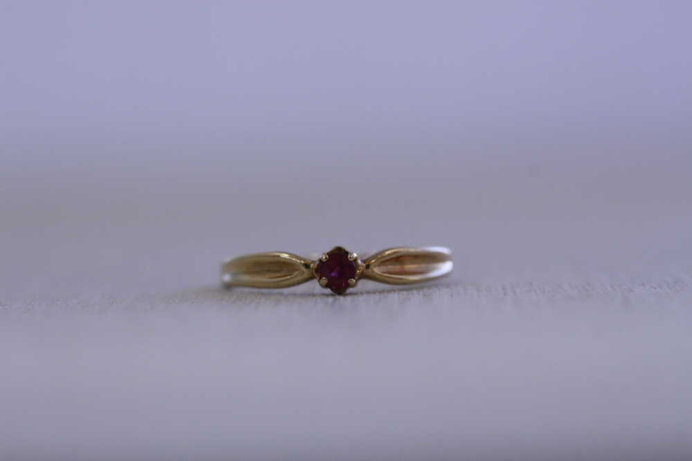 ルビーのリングからネックレストップへ変更