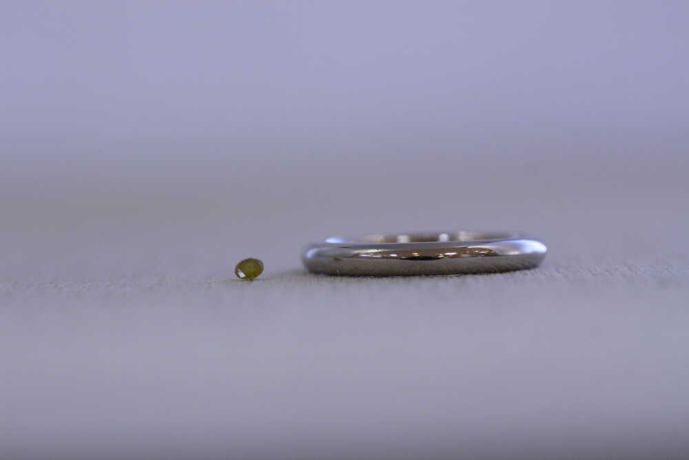 ダイヤのルースを指輪へ埋め込み