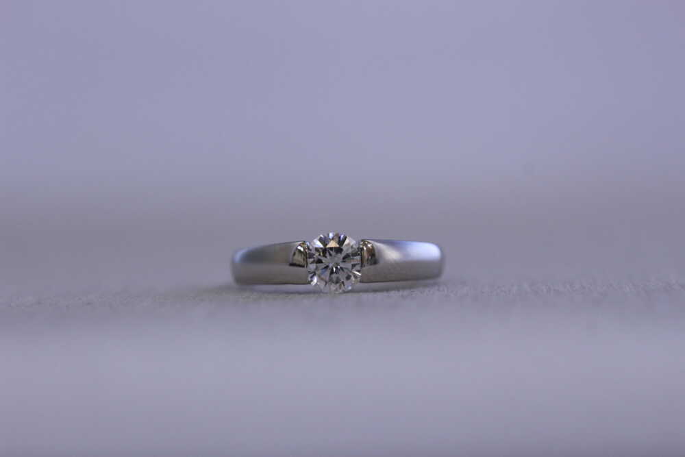 タイピンのダイヤ使って