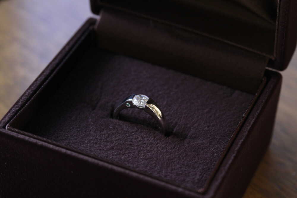 タイピンのダイヤ使って